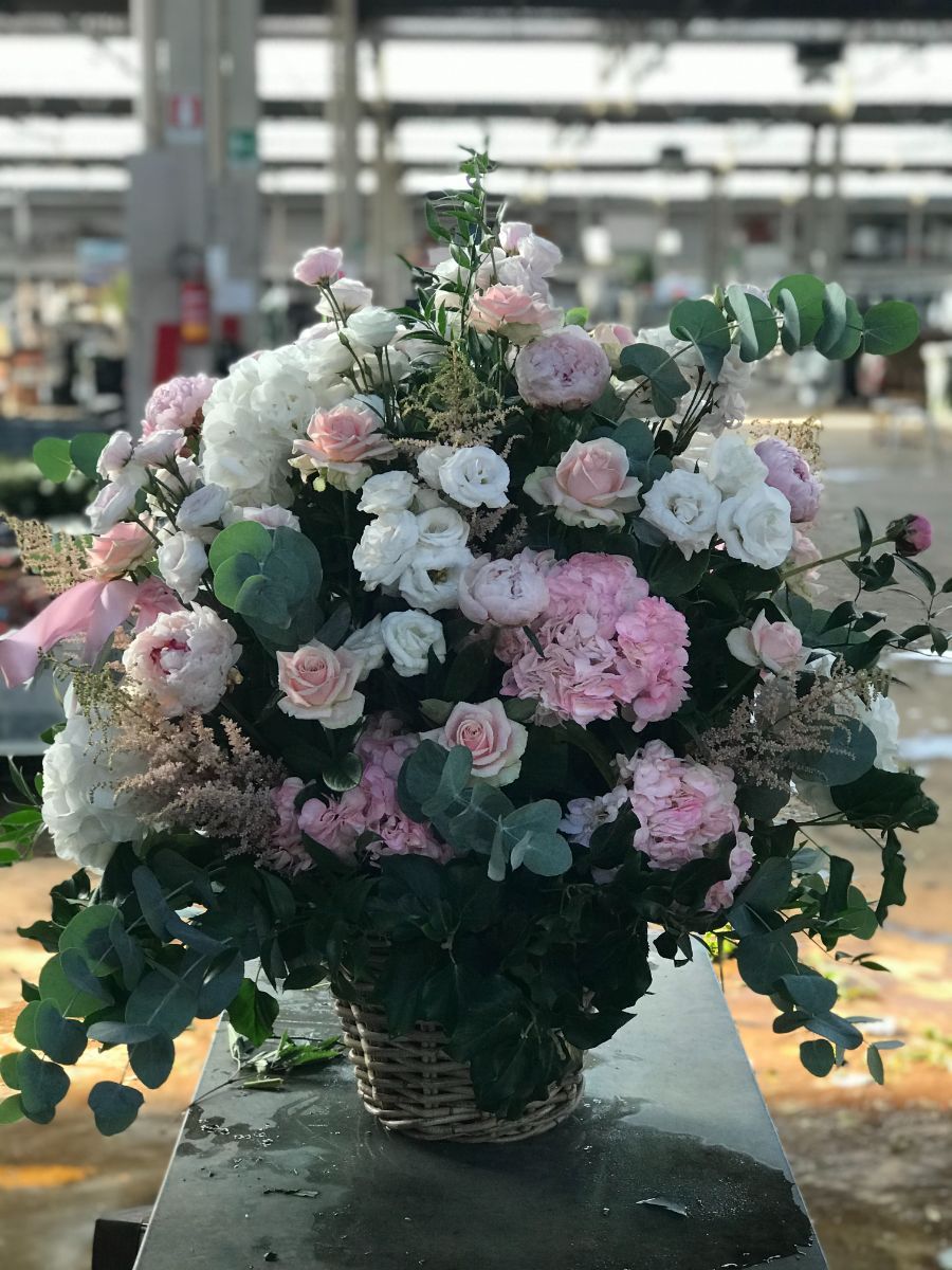 composizione floreale con fiori rosa e bianchi