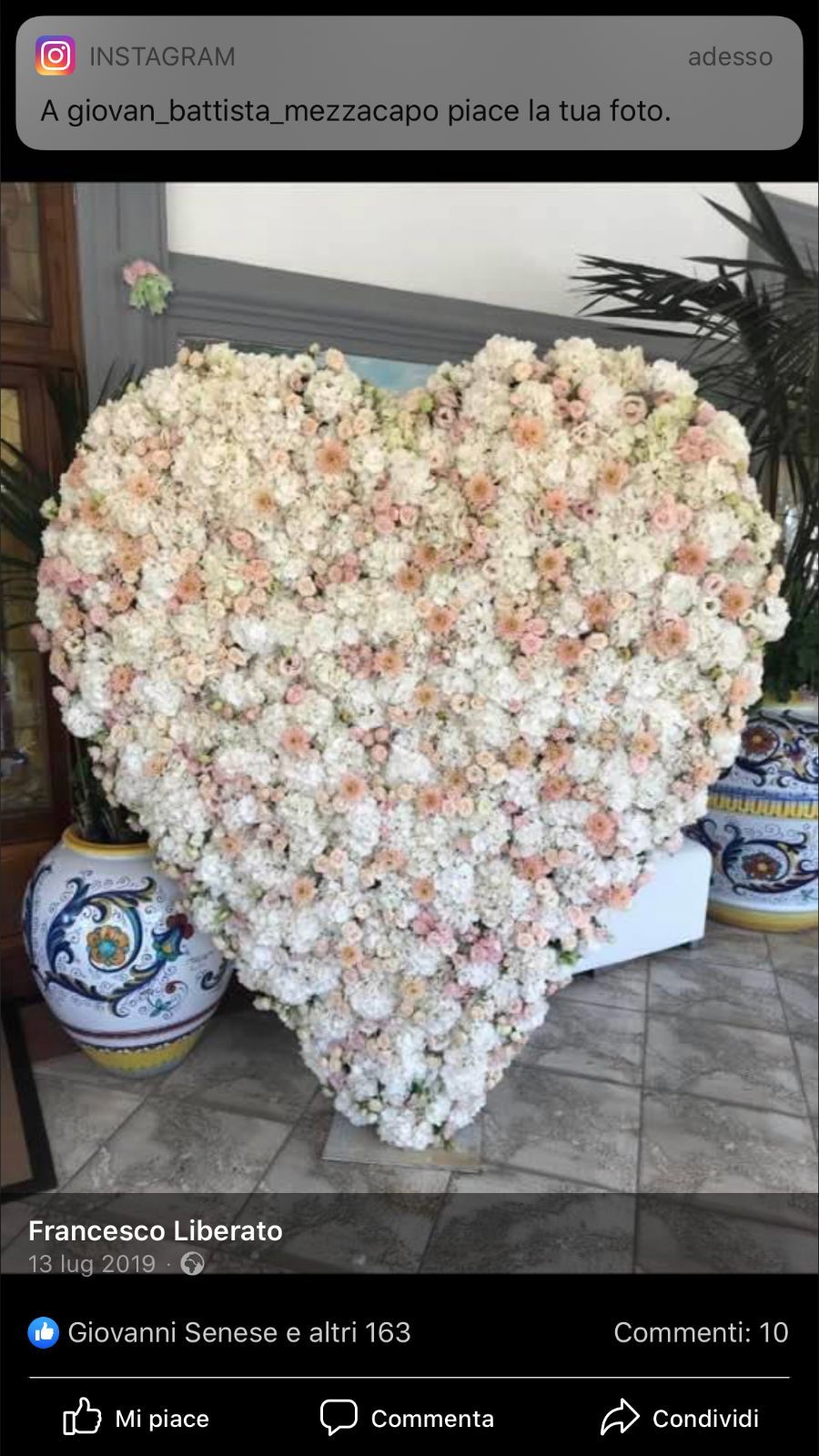 grande composizione floreale a forma di cuore