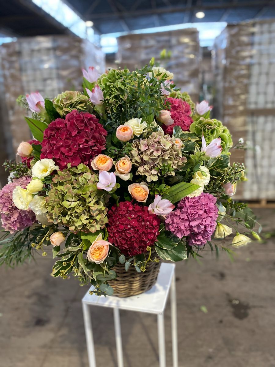 composizione floreale dentro a un cestino