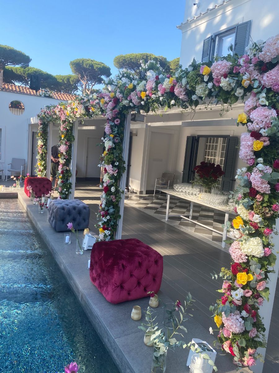 decorazioni floreali a bordo piscina