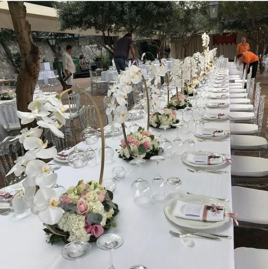 tavola con decorazioni floreali allestita per un matrimonio