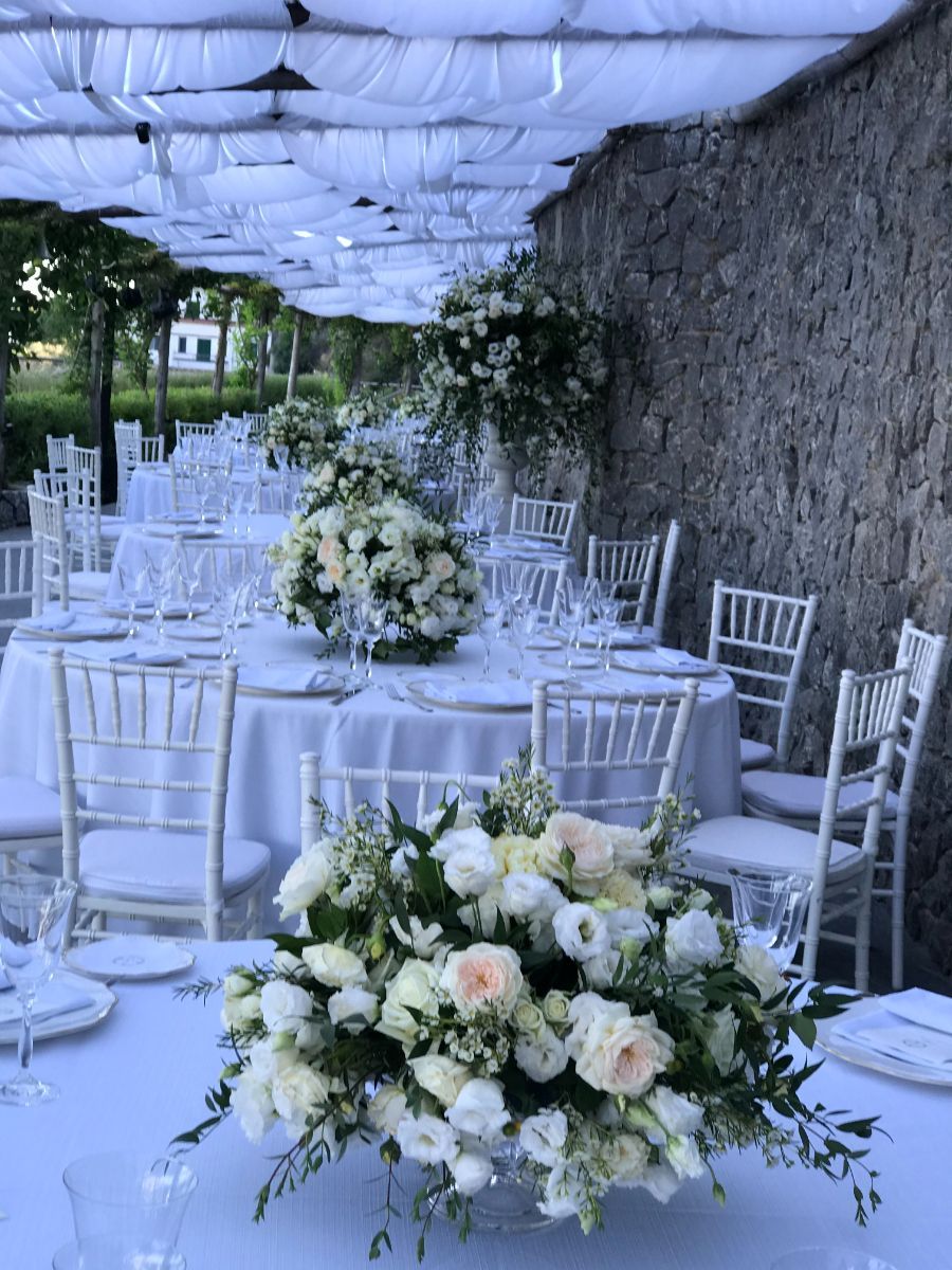 tavoli allestiti per un matrimonio