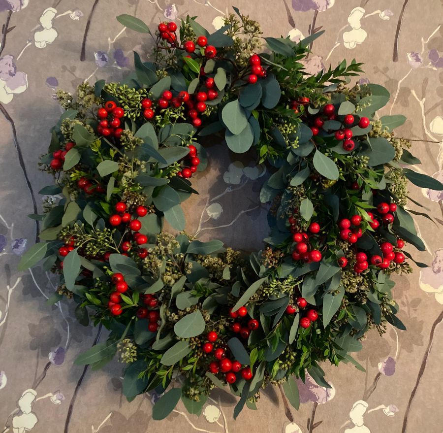 ghirlanda natalizia con bacche di agrifoglio