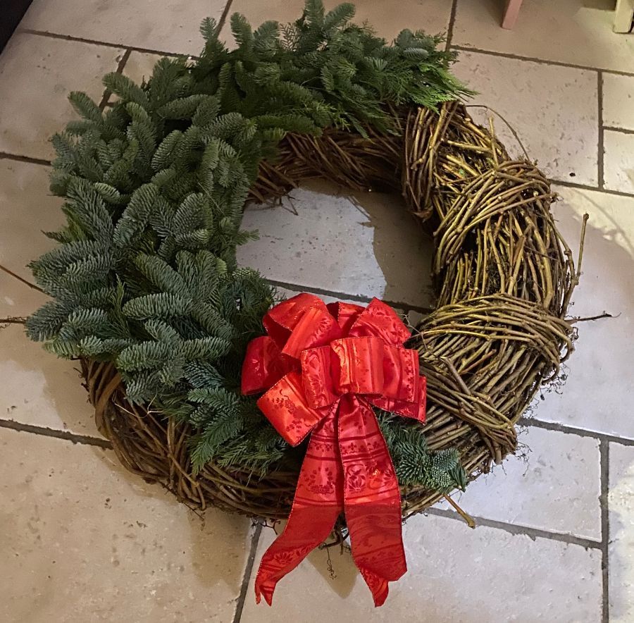 ghirlanda natalizia con rami di pino