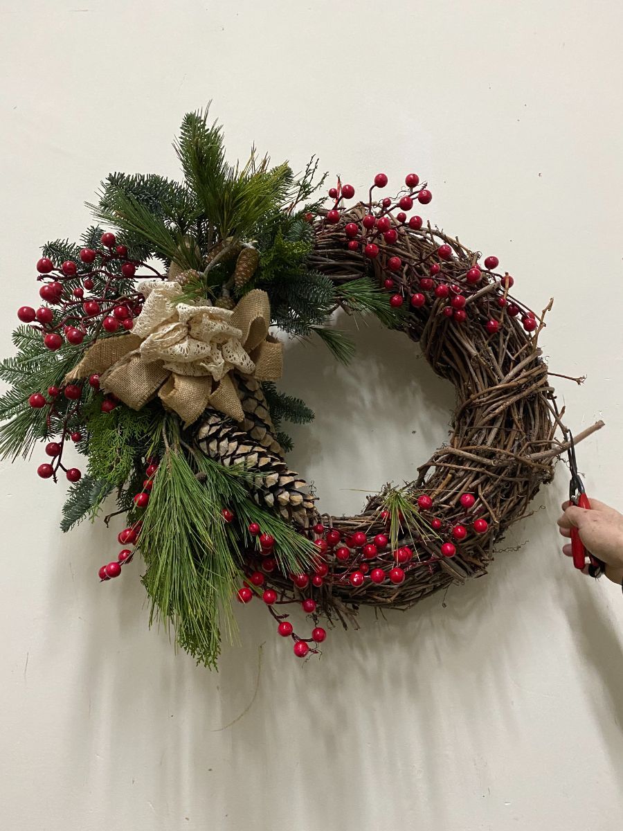 ghirlanda natalizia con bacche di agrifoglio e pigne