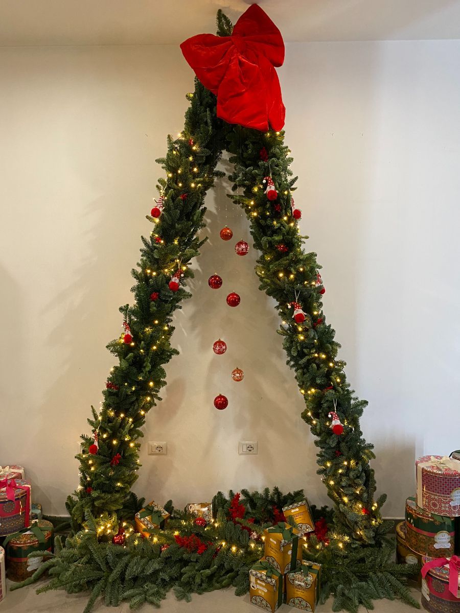 decorazione natalizia triangolare con palline di natale