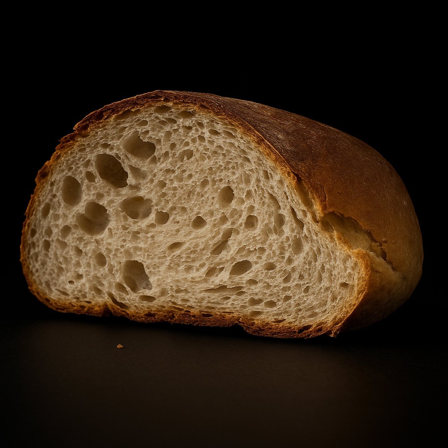 Una pagnotta di pane ha una fetta tagliata
