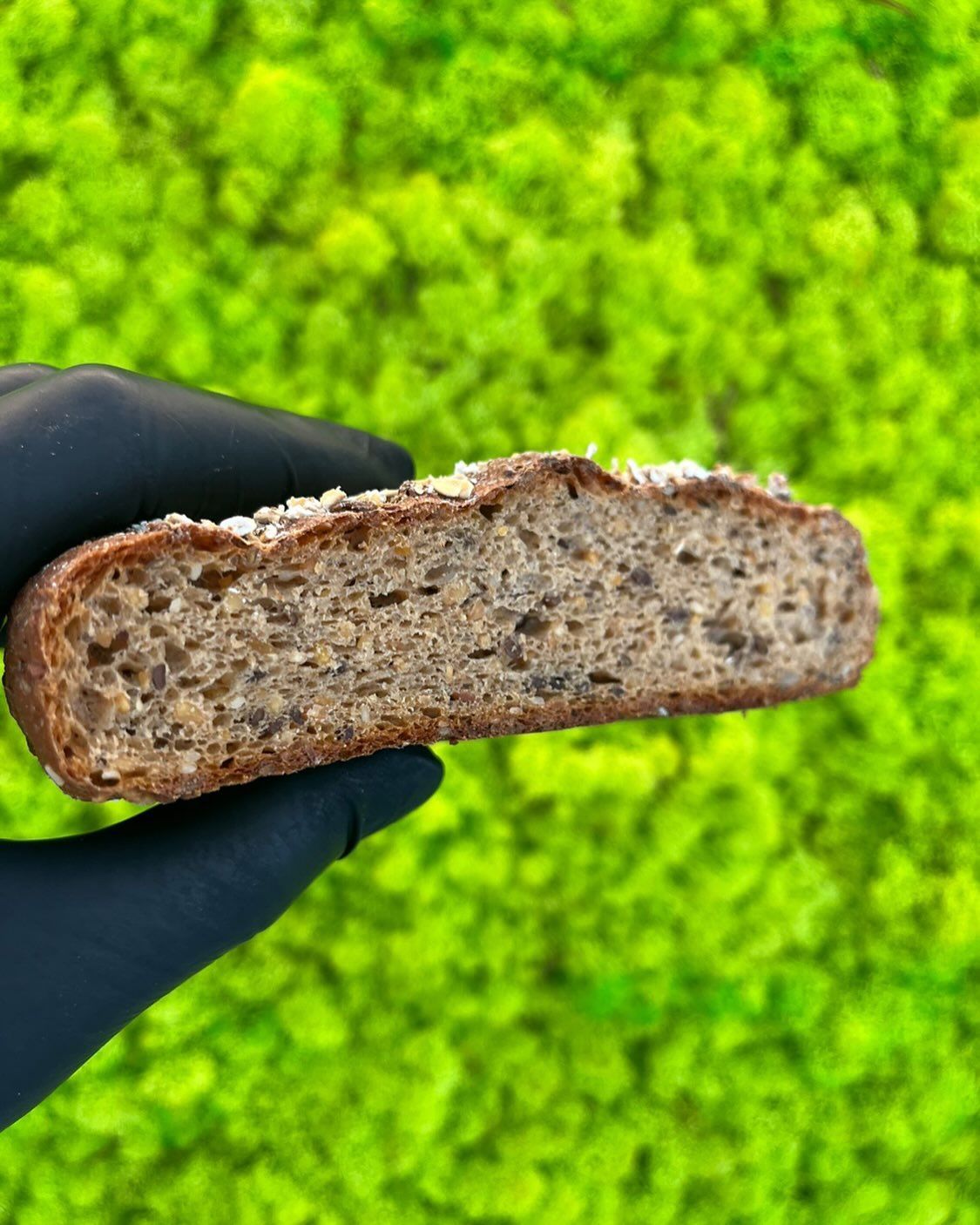 Una persona tiene in mano una fetta di pane.