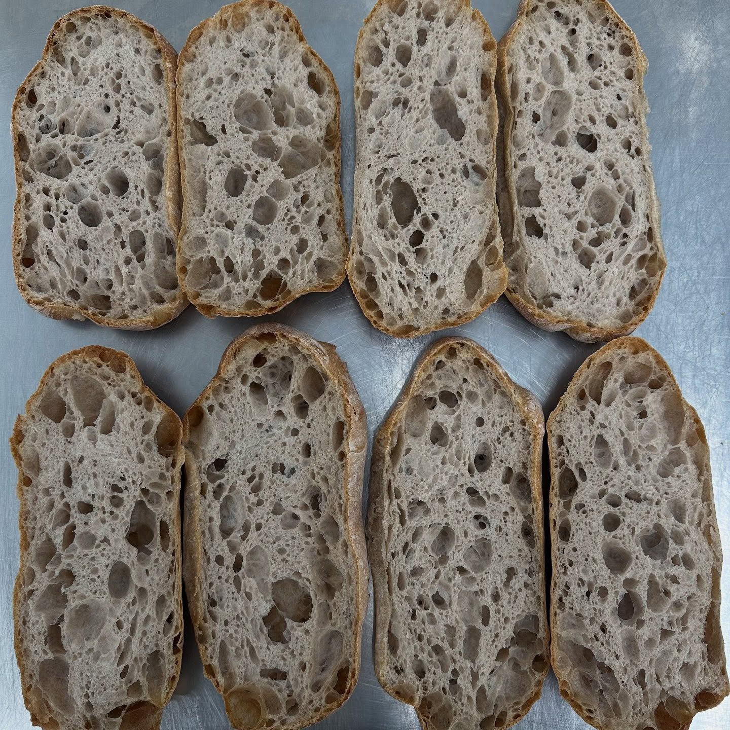 Un mucchio di fette di pane con i buchi