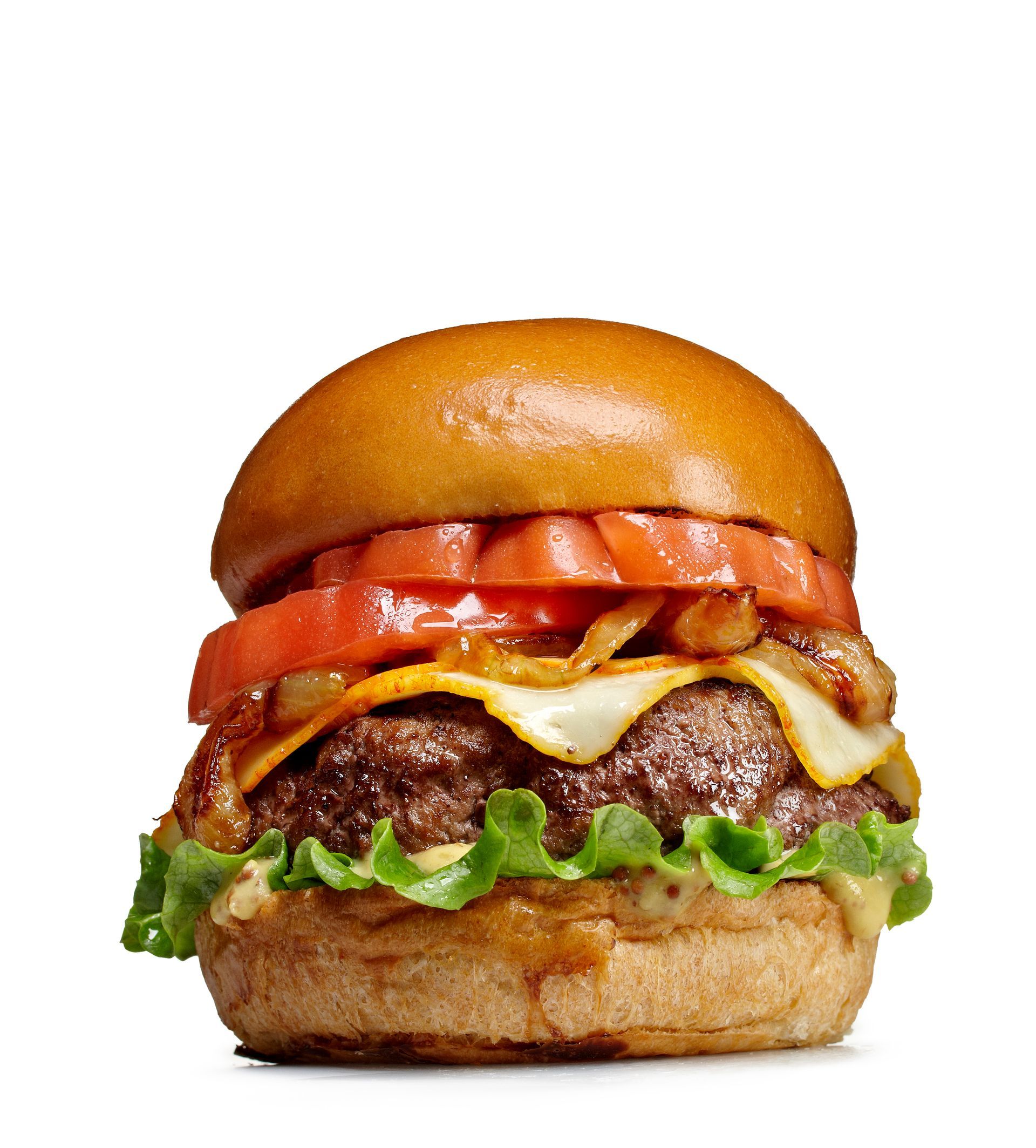 Un hamburger con lattuga, pomodori, formaggio e bacon su un panino su uno sfondo bianco.