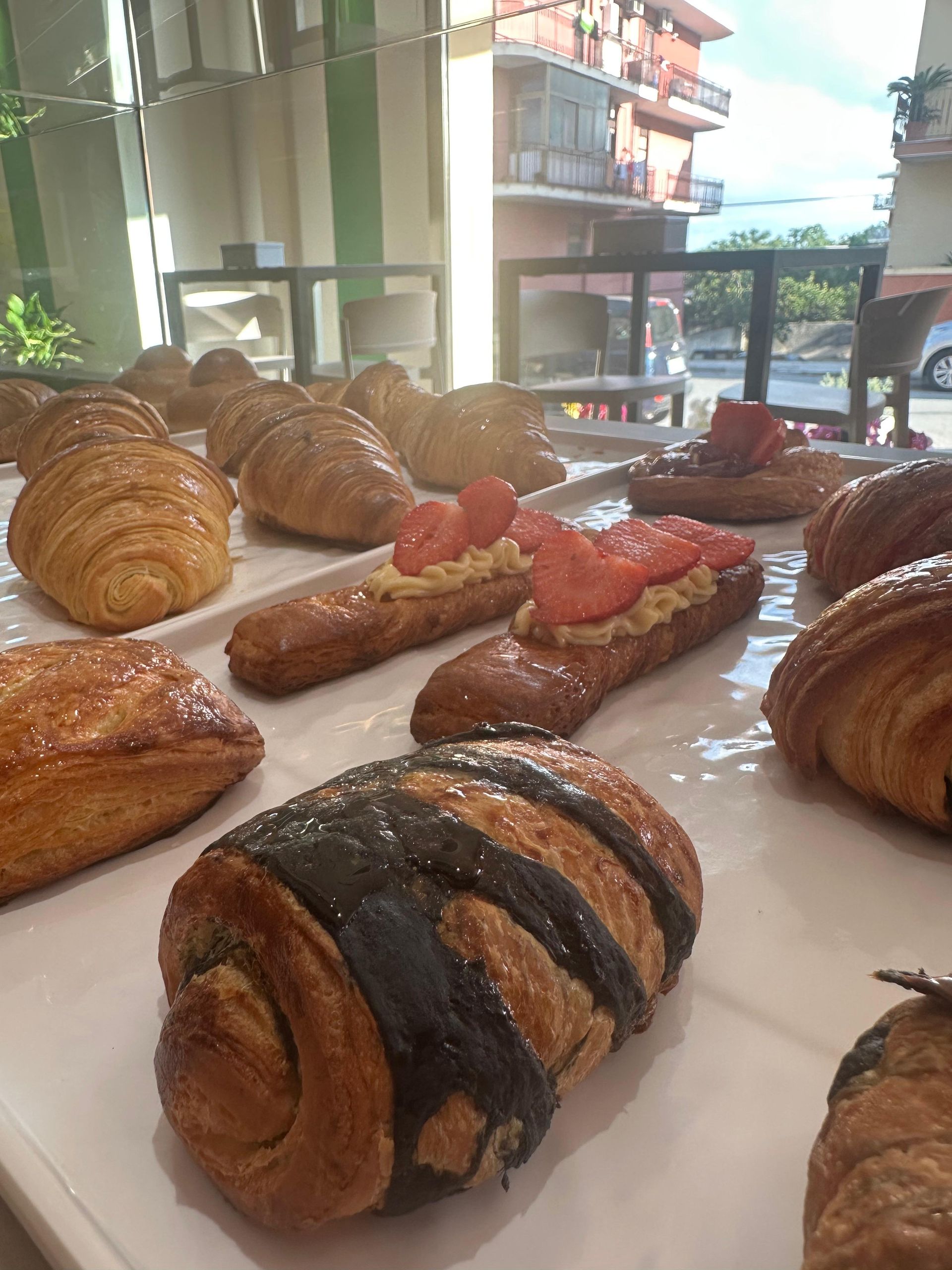 Una varietà di pasticcini sono esposti su un vassoio bianco