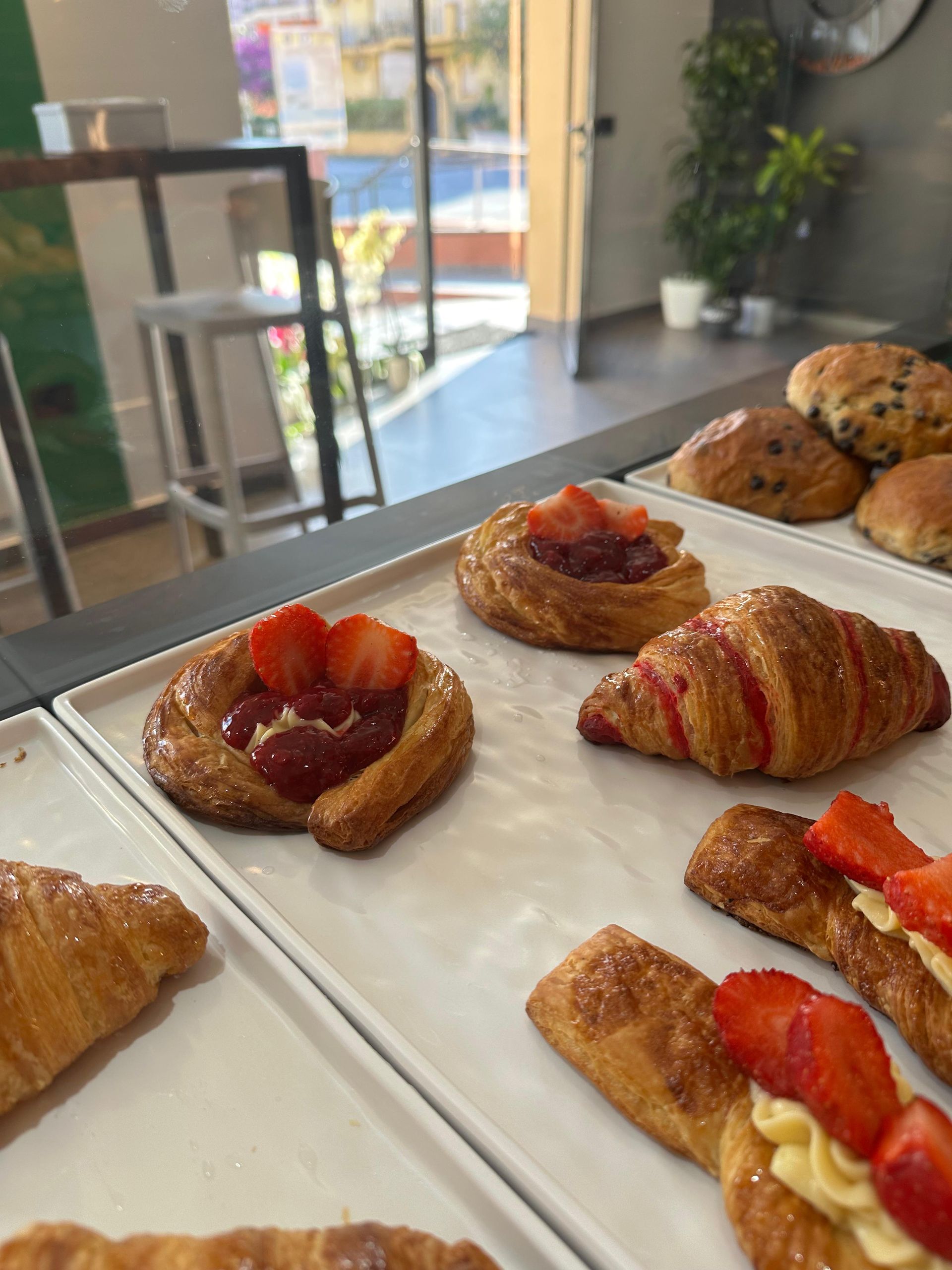 Un vassoio di pasticcini con sopra delle fragole