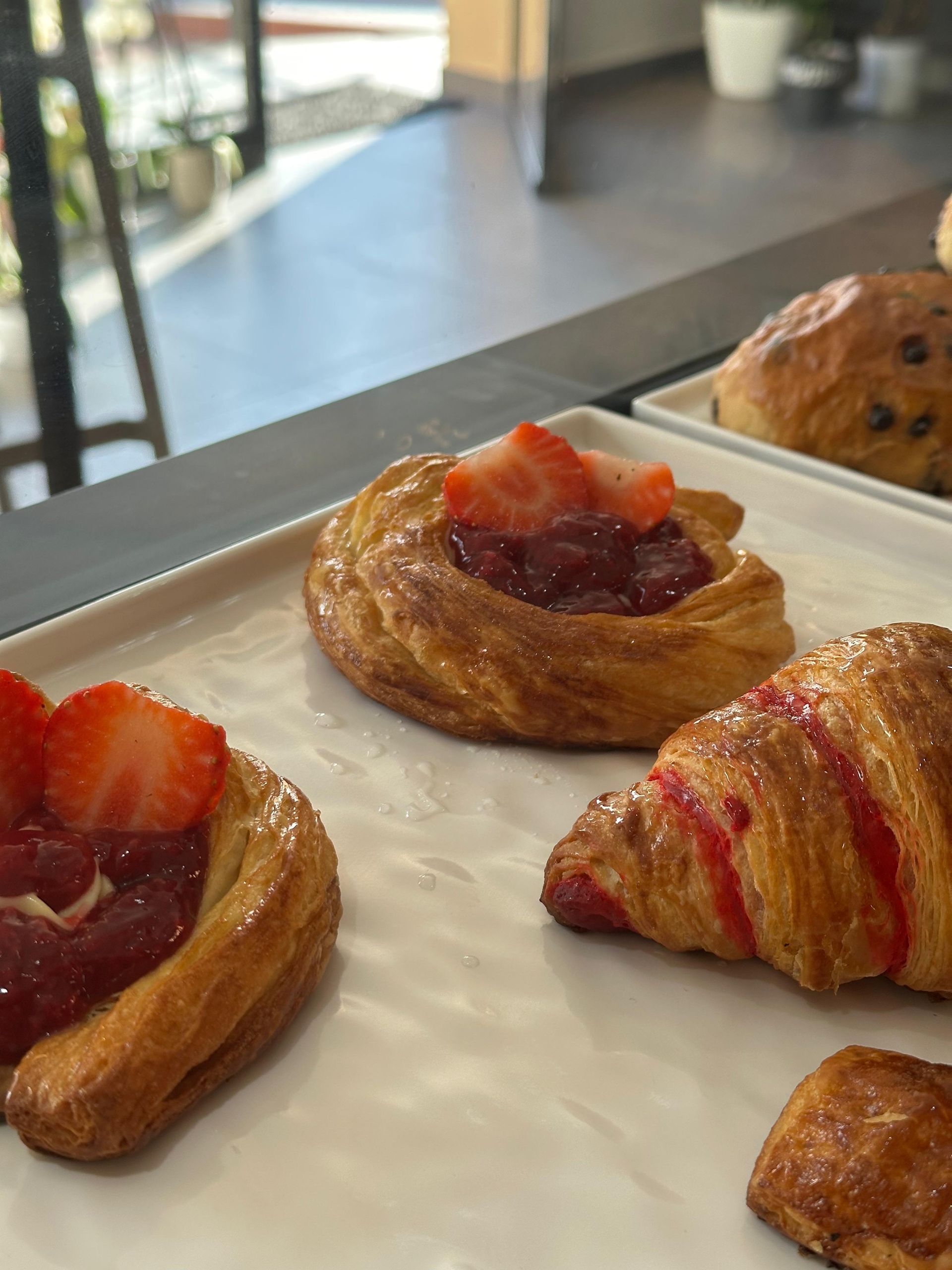 Un vassoio di pasticcini con sopra delle fragole