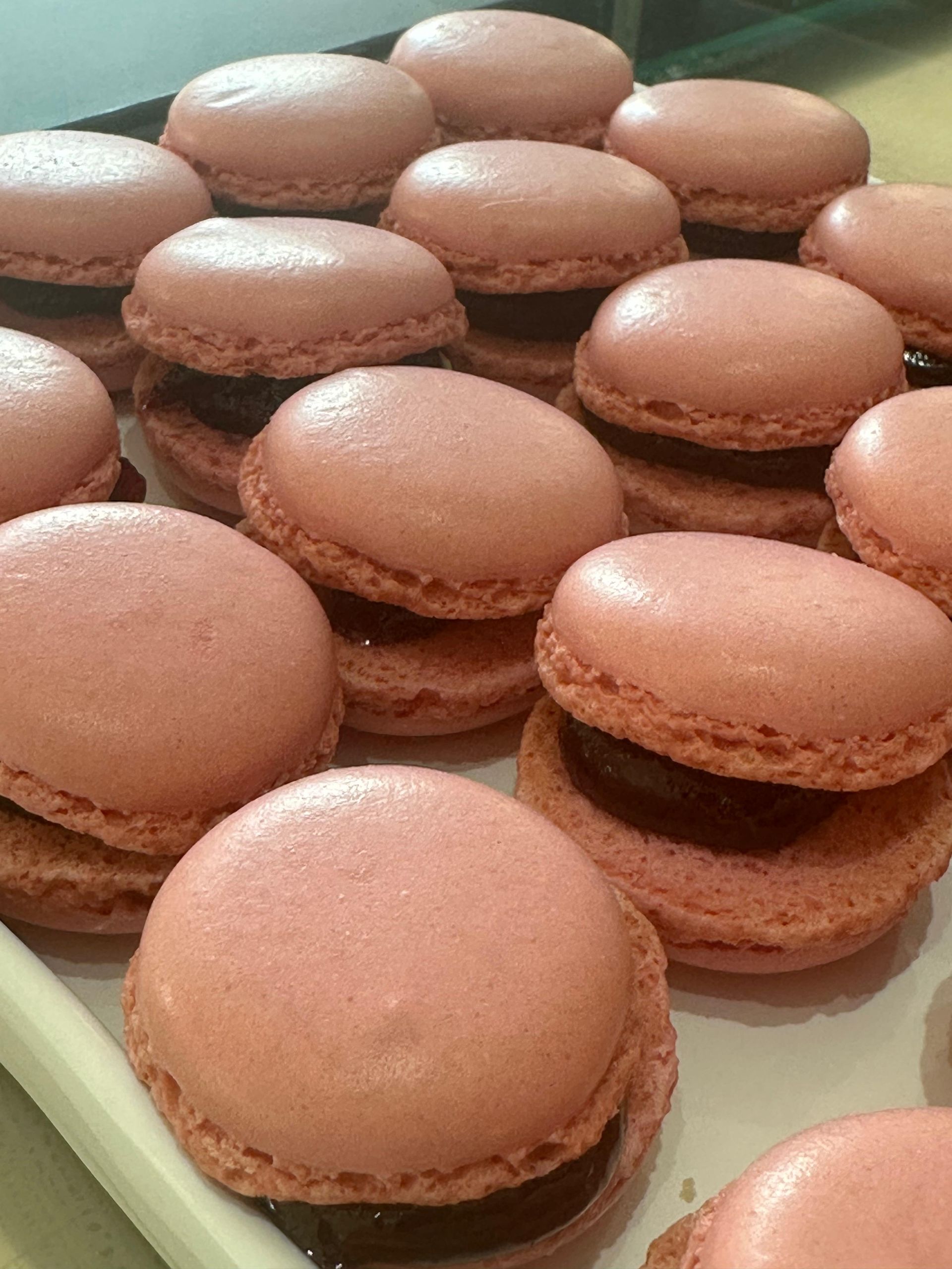 Un mazzo di macaron rosa sono impilati uno sopra l'altro