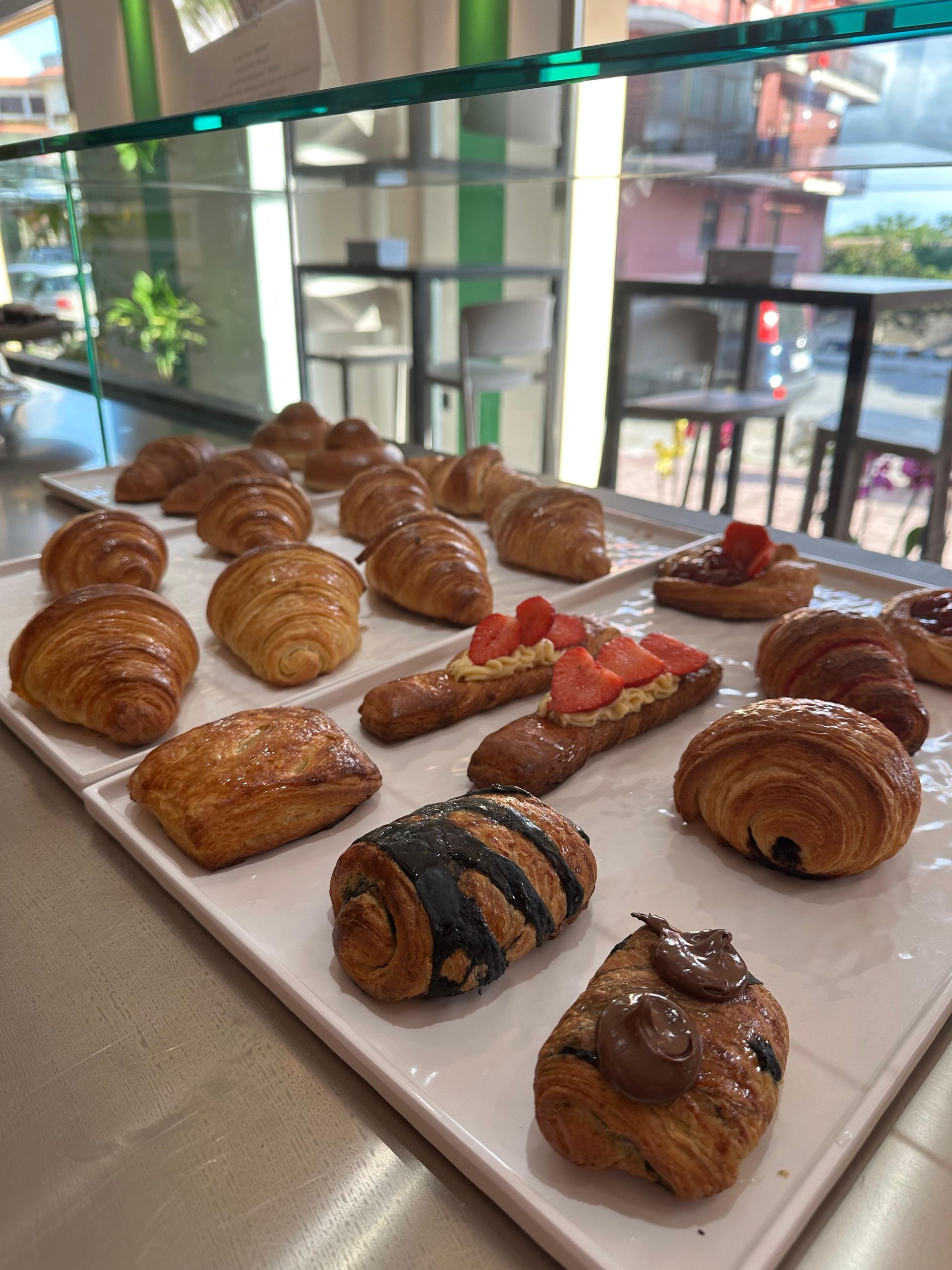 Una varietà di pasticcini sono su un vassoio in una panetteria