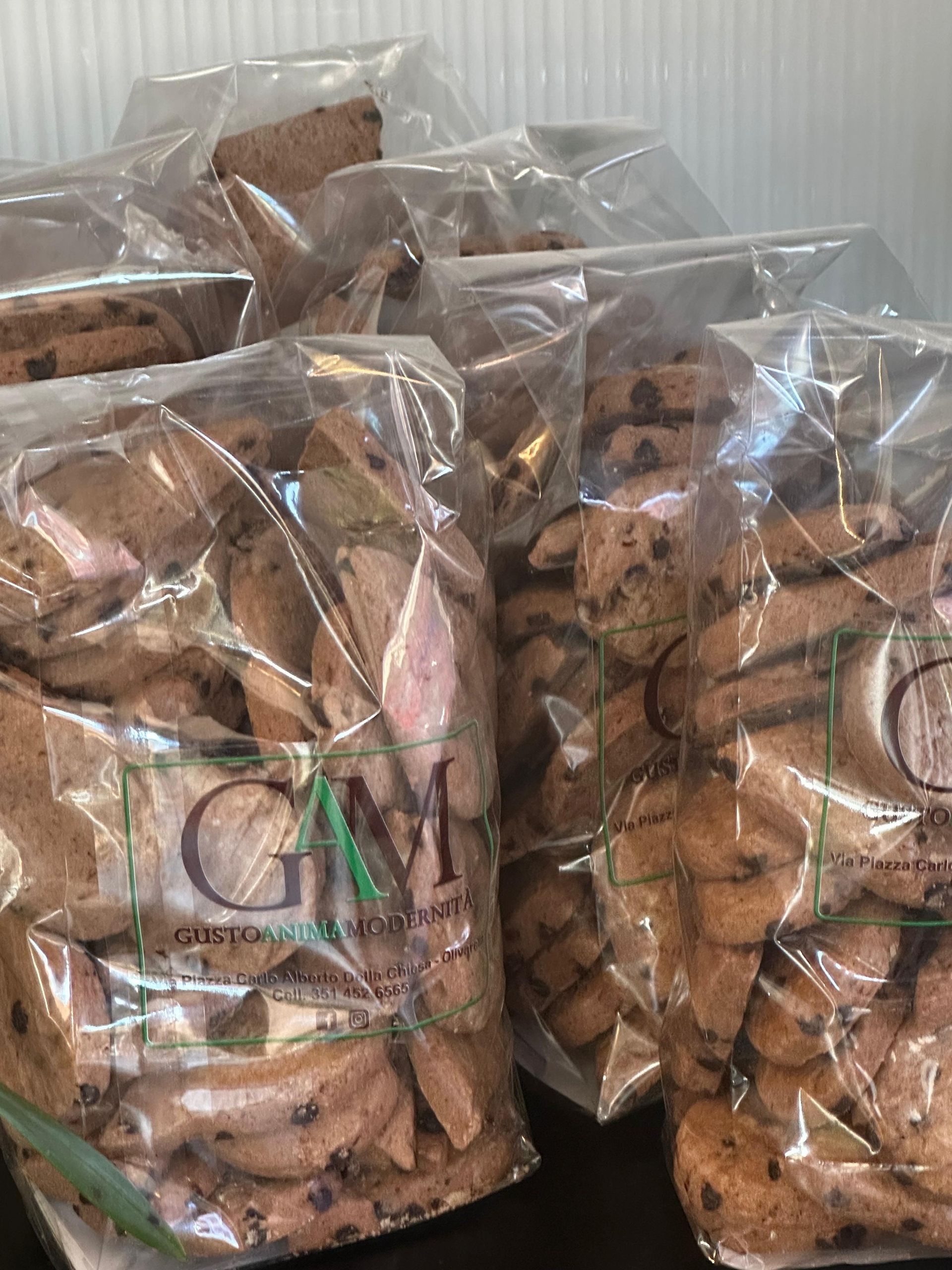 Un mucchio di sacchetti di biscotti sono appoggiati su un tavolo.