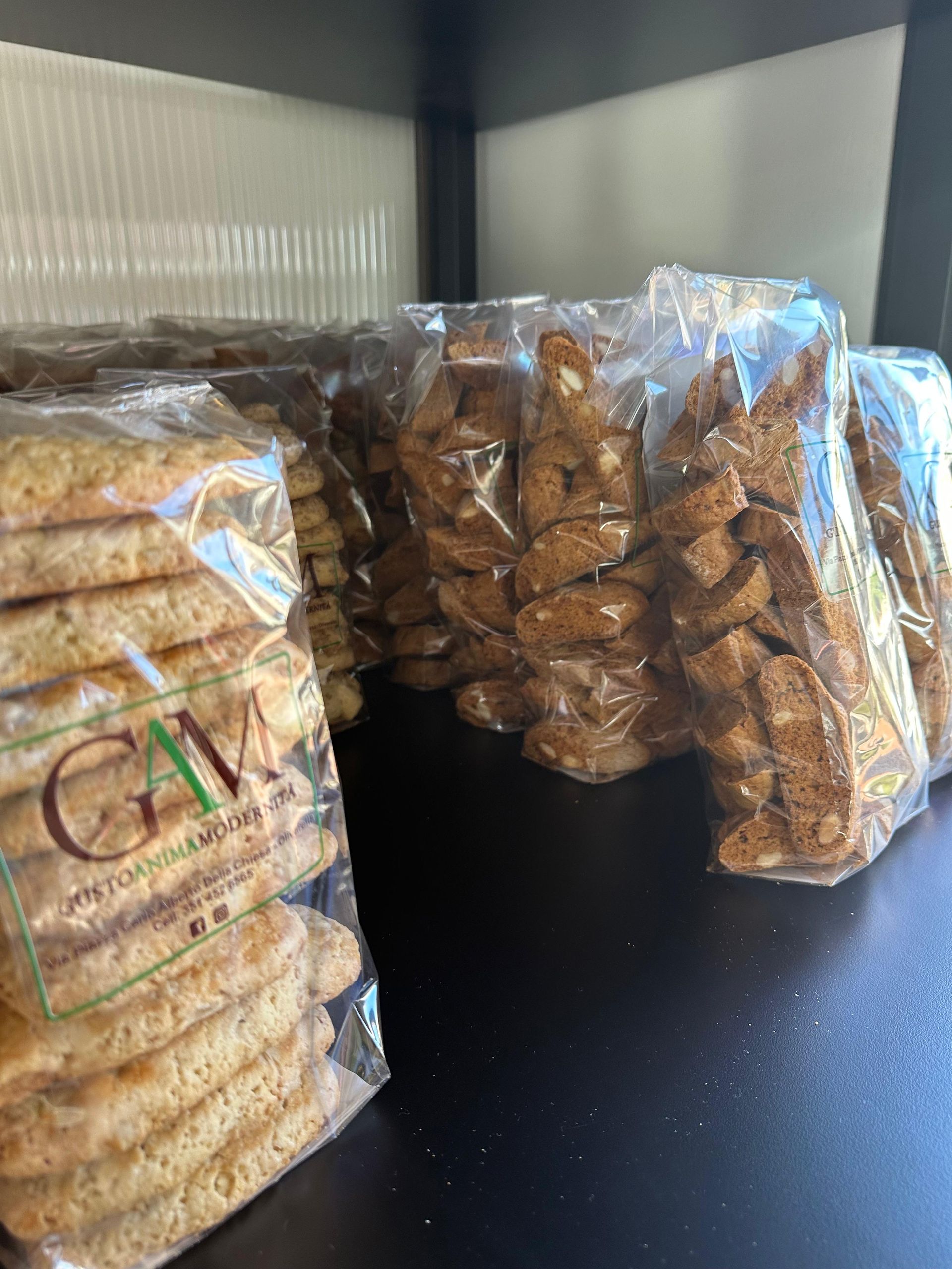 Un mucchio di sacchetti di biscotti sono appoggiati su un tavolo.