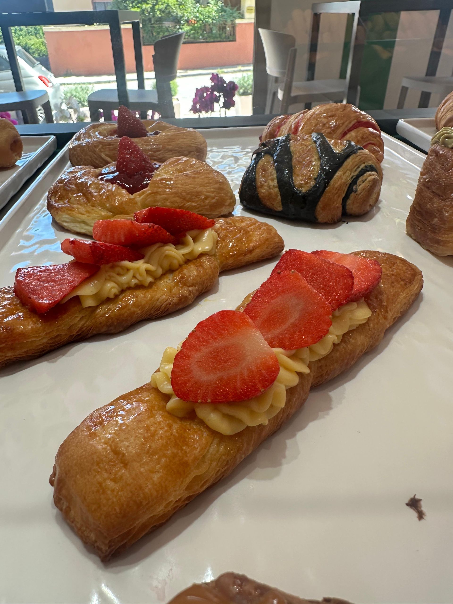 Un vassoio di pasticcini con fragole sopra