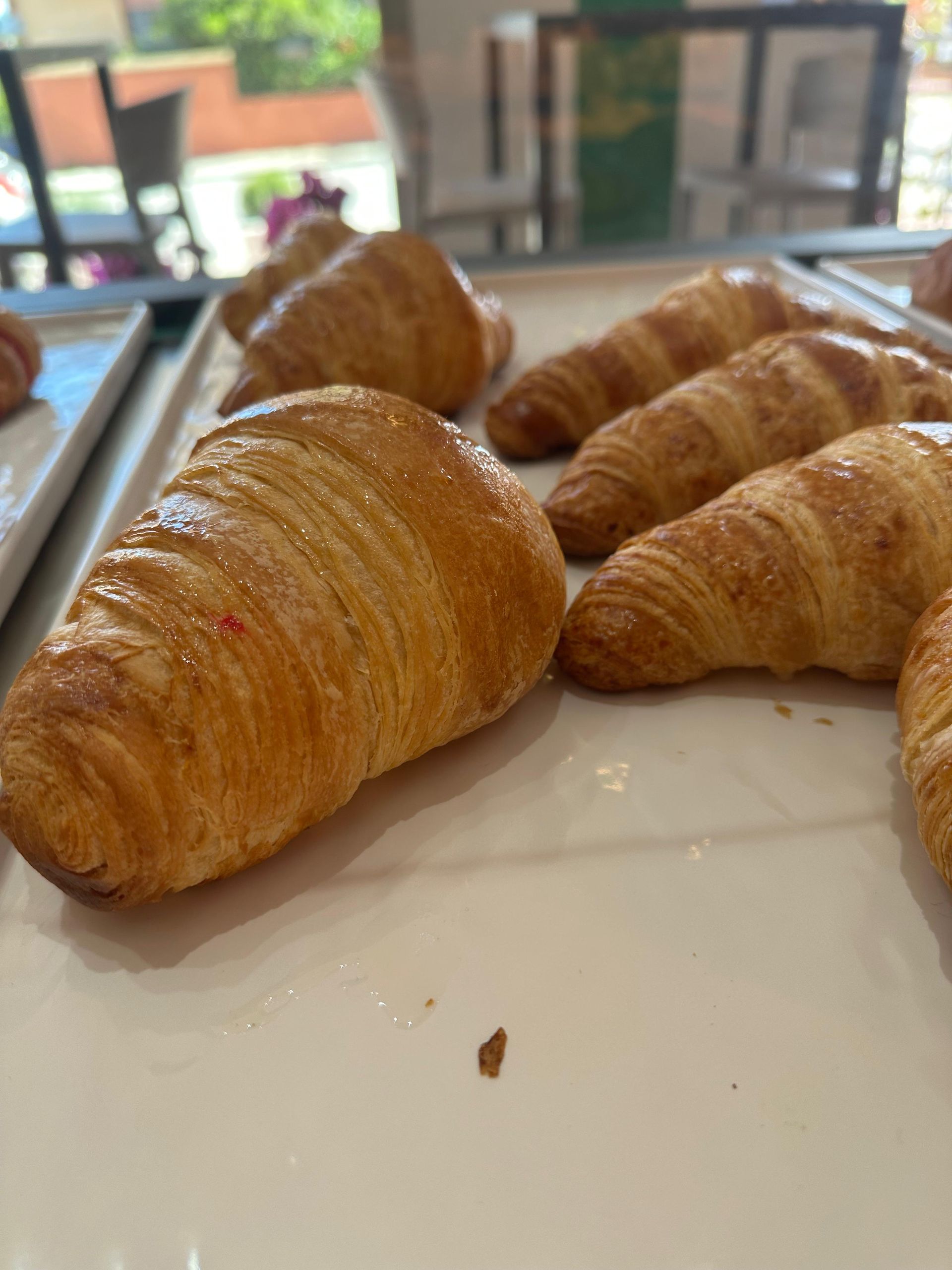 Un mazzo di croissant è appoggiato su un vassoio bianco