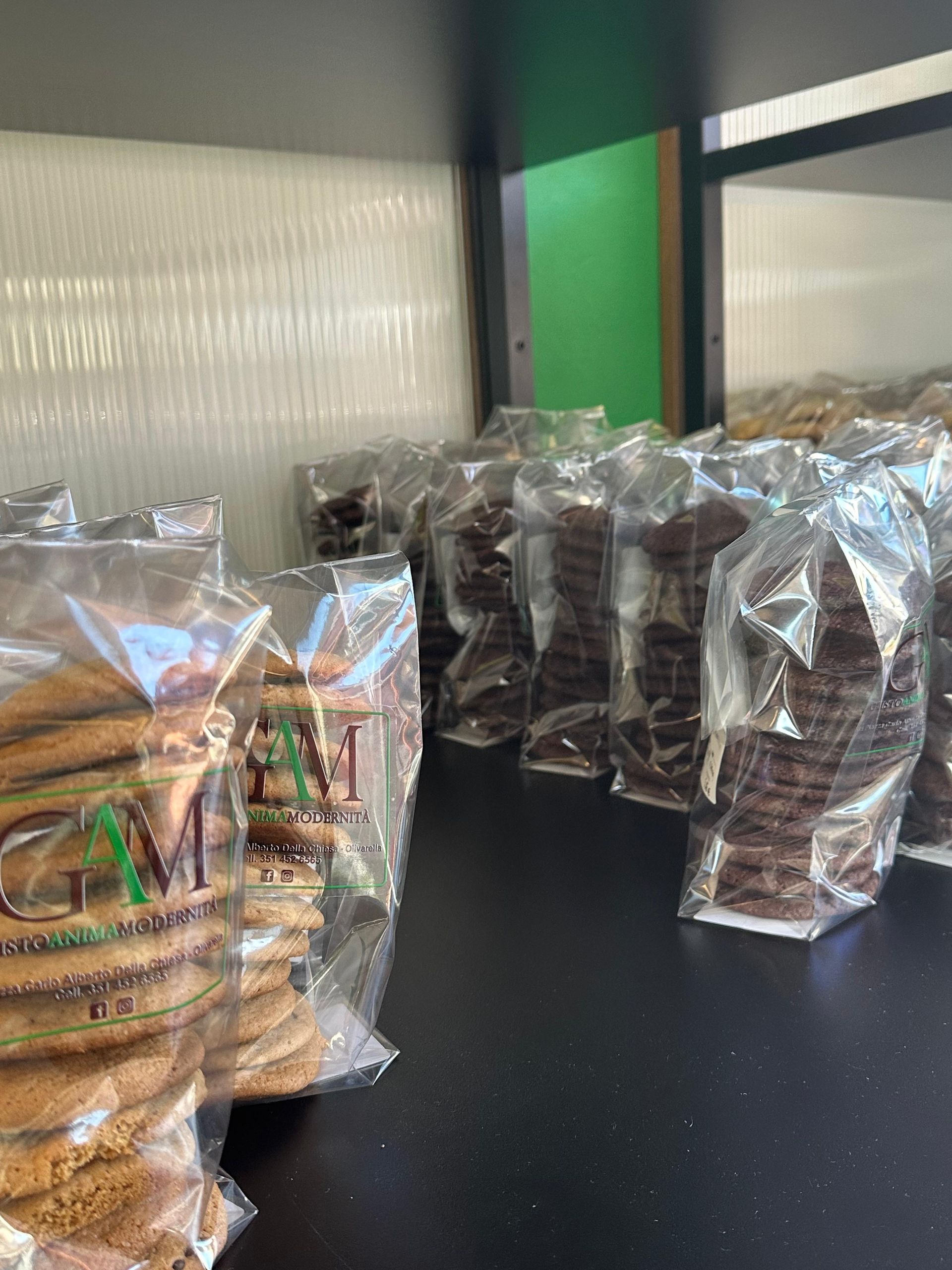 Un mucchio di sacchetti di biscotti sono appoggiati su un tavolo.