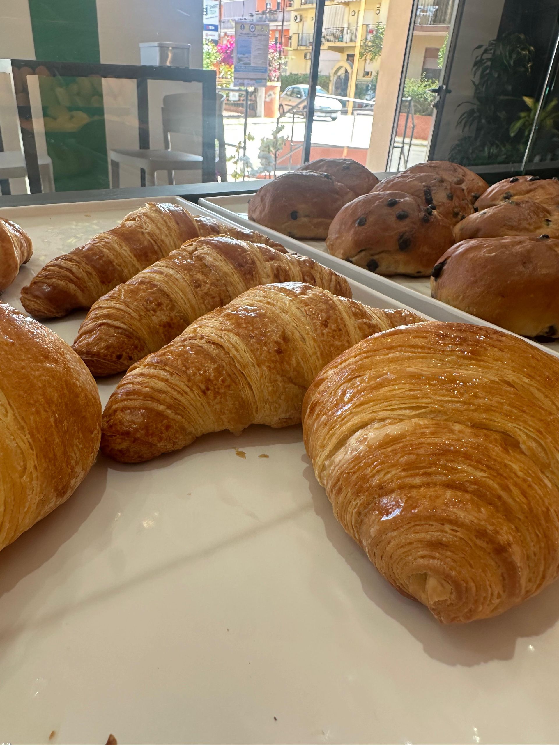 Un mazzo di croissant è appoggiato su un vassoio bianco