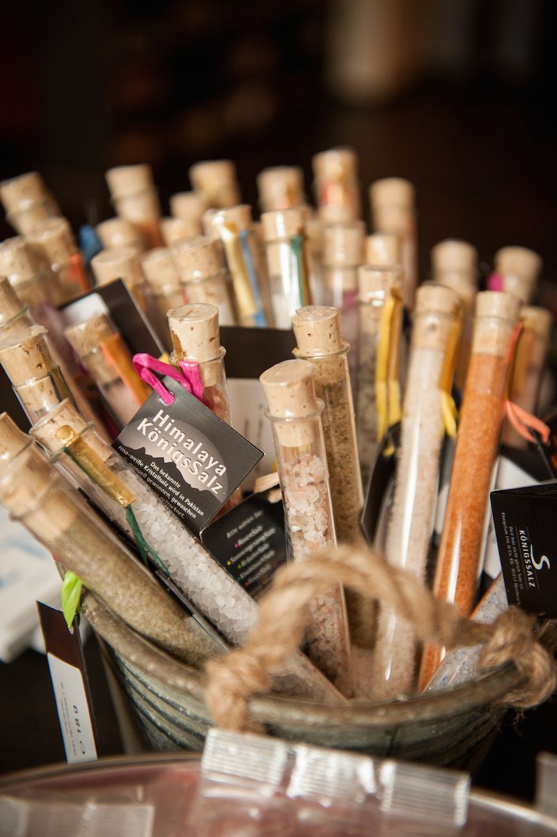 Ein Korb voller Reagenzgläser mit Korken darauf.