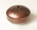 Auf einer weißen Fläche steht eine braune Trommel mit einem Loch in der Mitte.