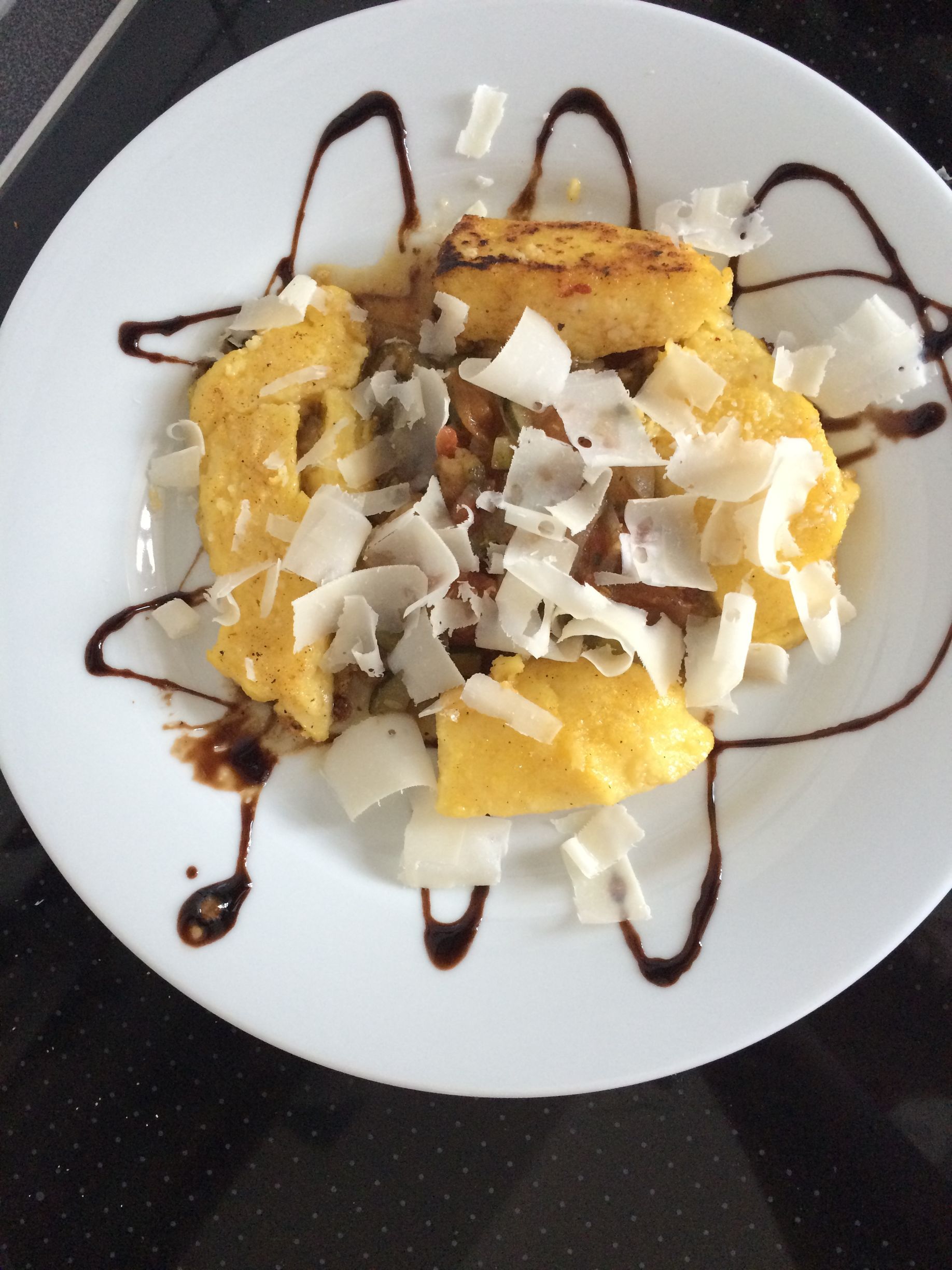 Ein weißer Teller mit Essen und Schokoladensauce