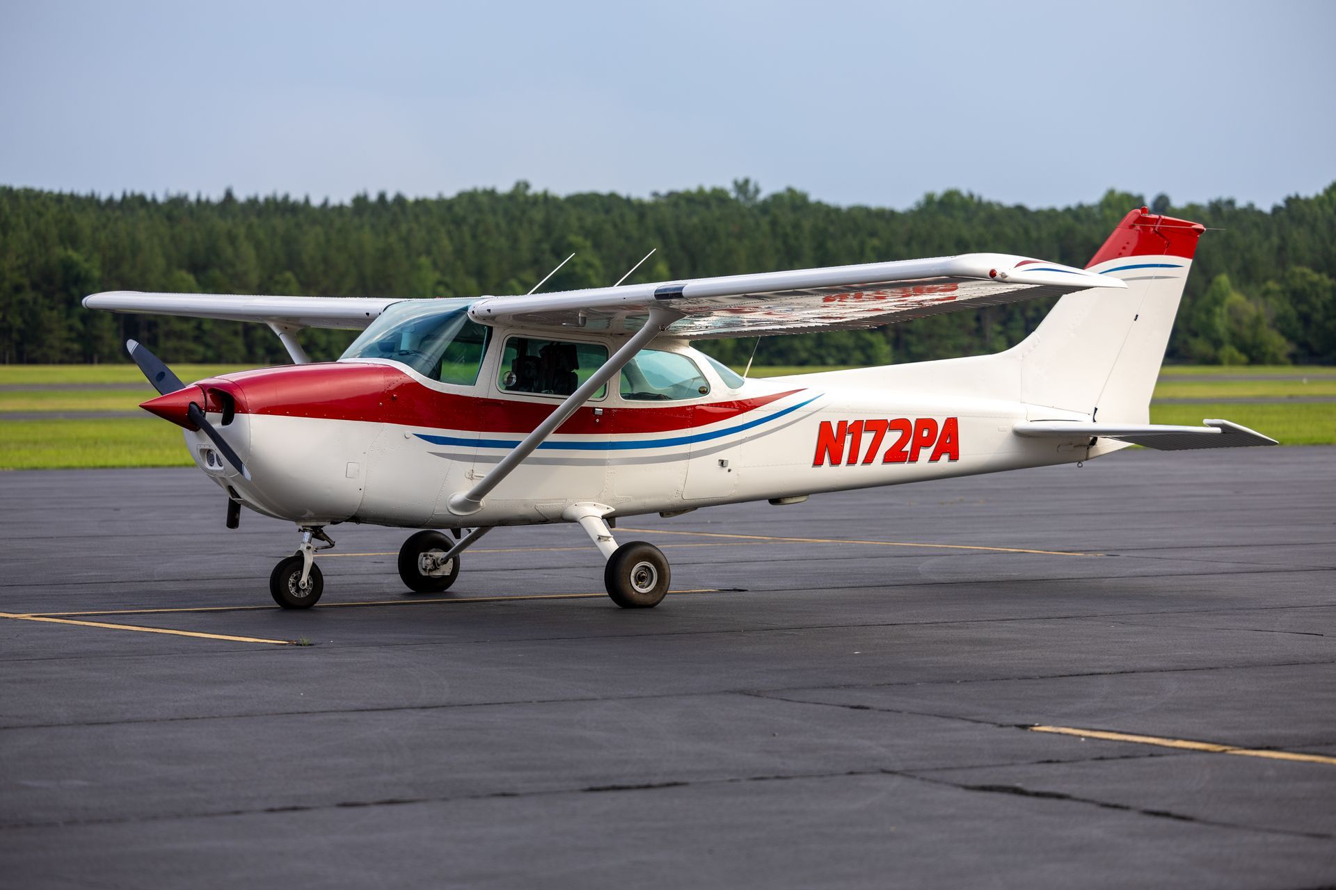 A small plane with the numbers n172pa on it