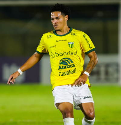 Um jogador de futebol está correndo em campo durante um jogo.