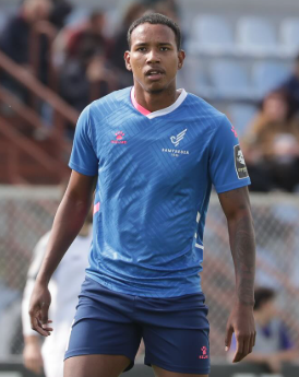 Um homem vestindo uma camisa amarela que diz mesk.bet