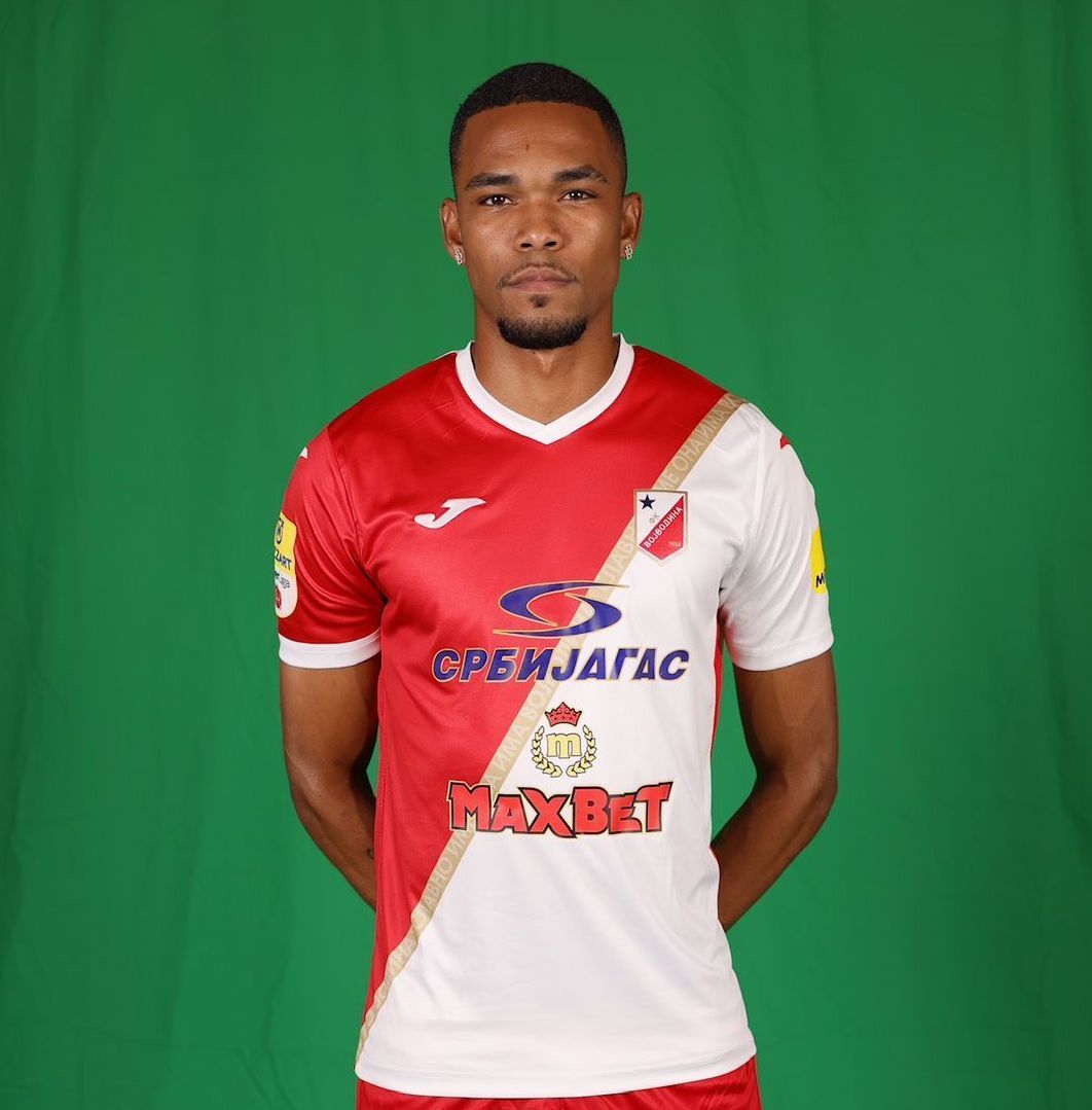 Um homem vestindo uma camisa vermelha e branca que diz maxbet