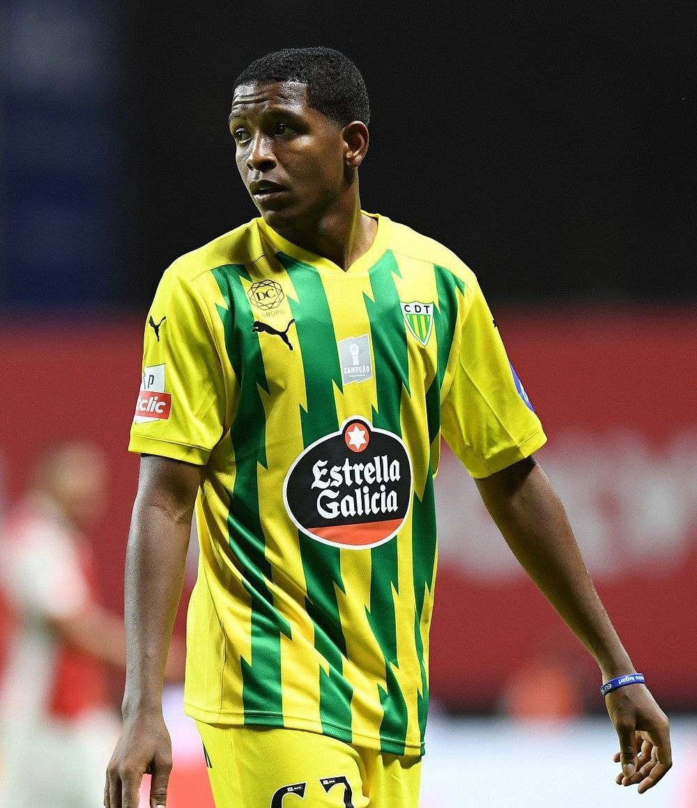 Um homem vestindo uma camisa branca que diz pari match