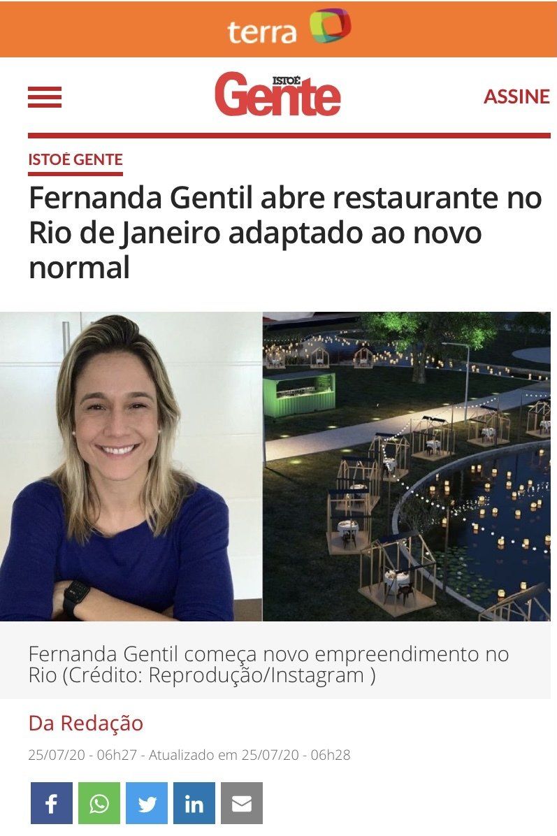 Uma mulher está sorrindo em uma foto em um site.