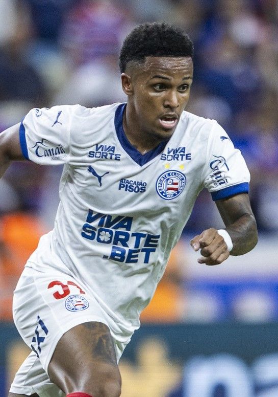 Um jogador de futebol vestindo uma camisa da Man City Etihad Airways