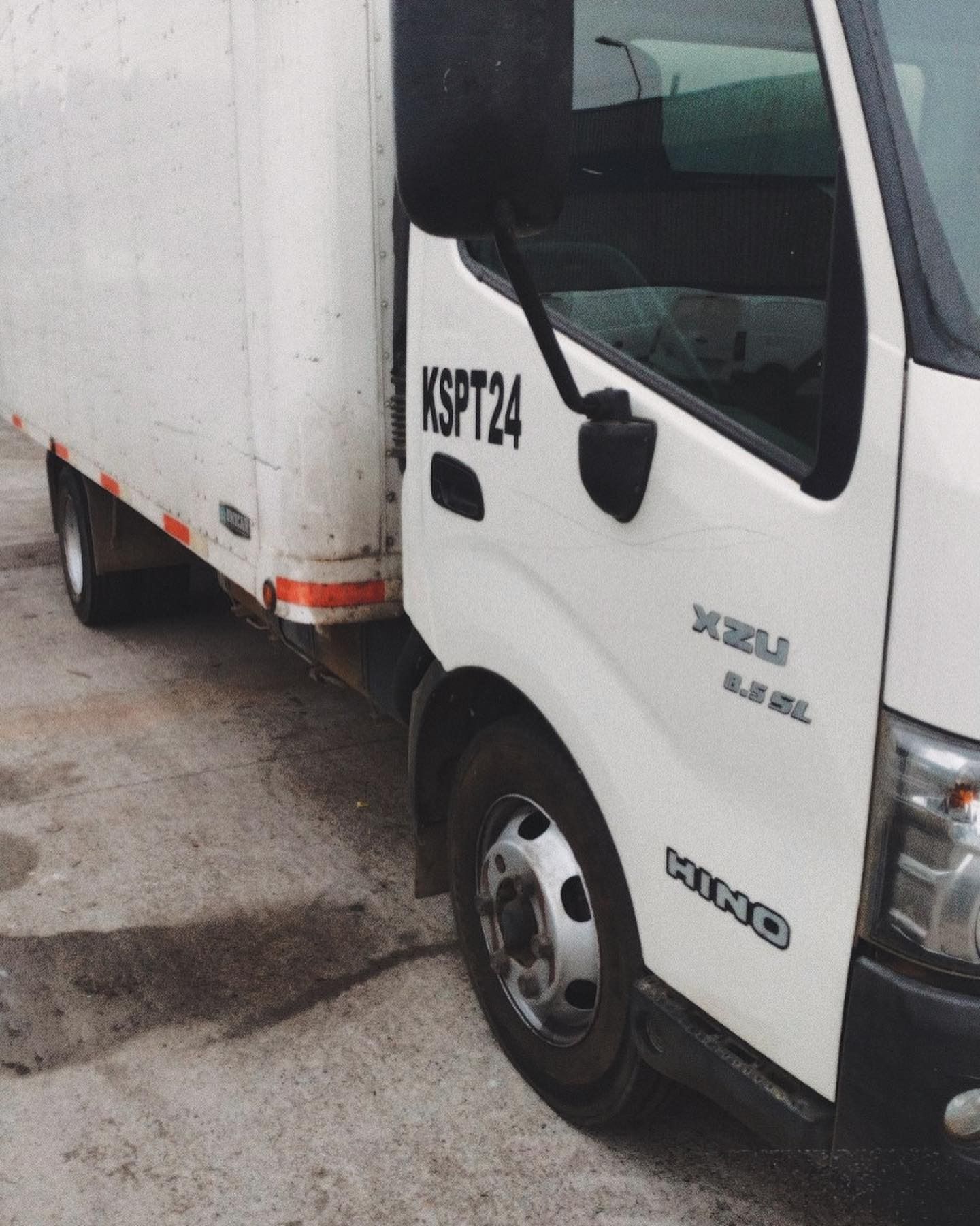 Camión de caja blanca con el texto 