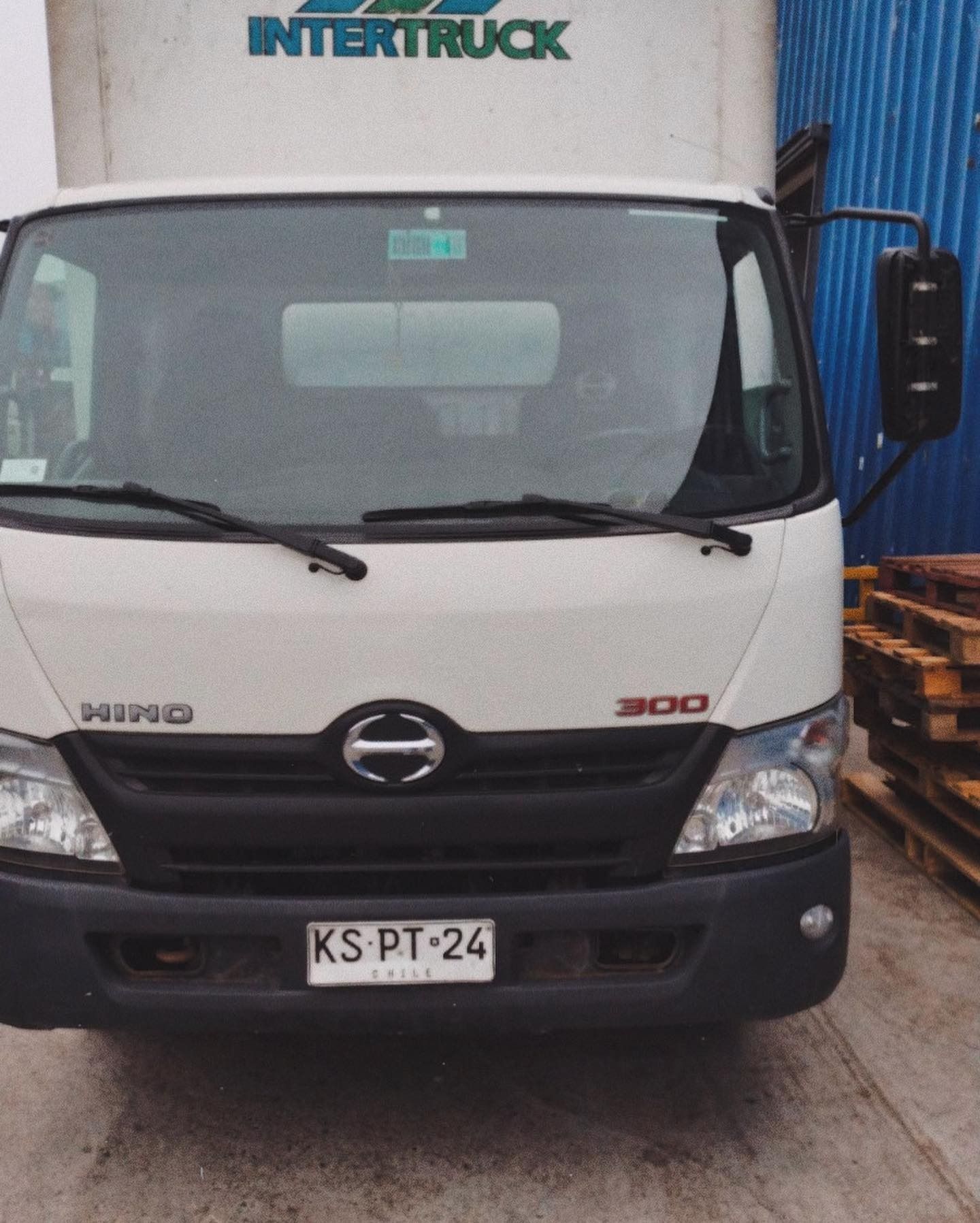 Camión Hino blanco con el logotipo 