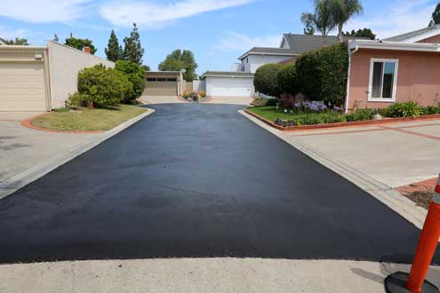 neatly sealcoated driveway in Fort Lauderdale, FL