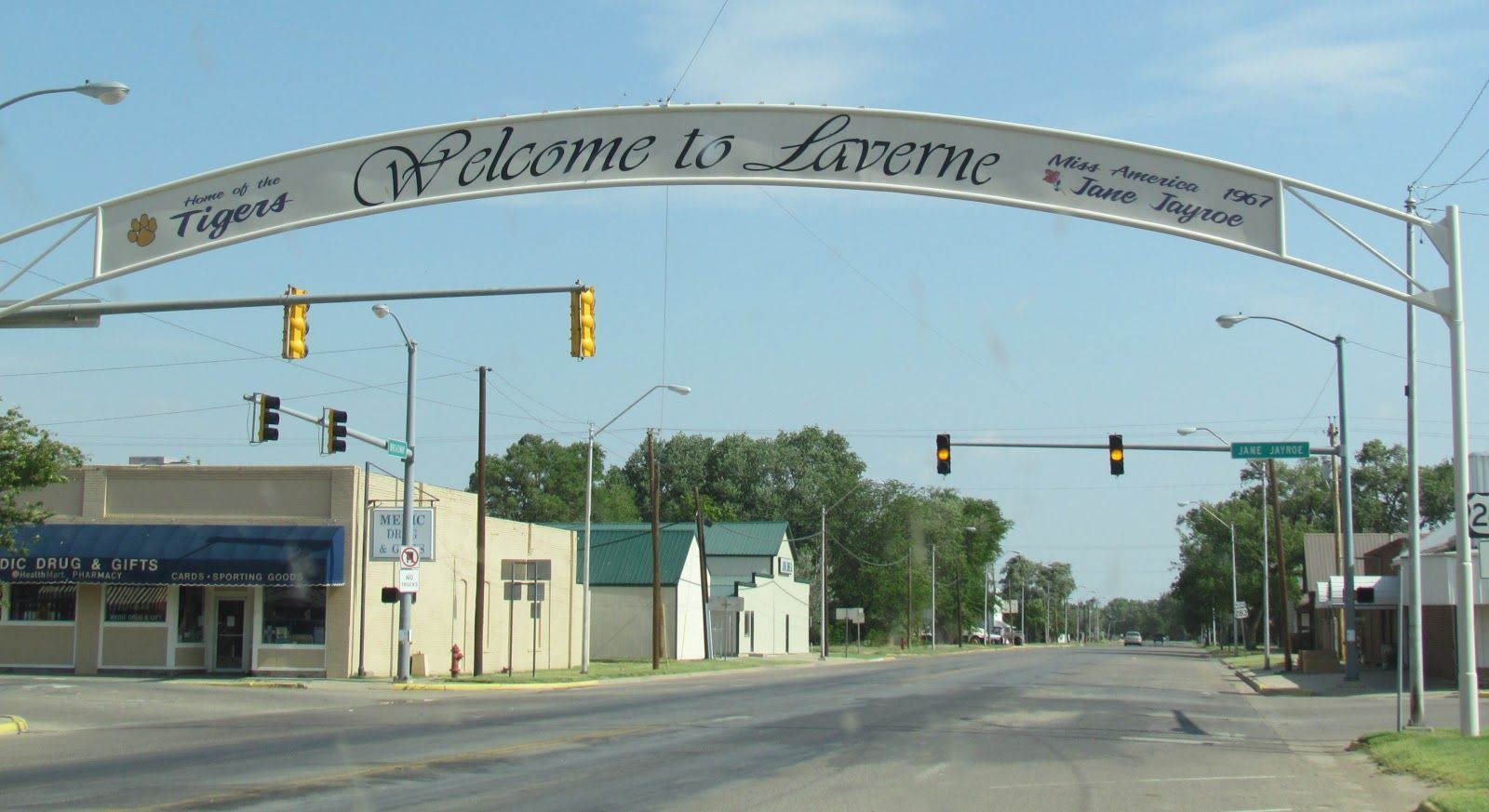 A street with a sign that says welcome to livenne