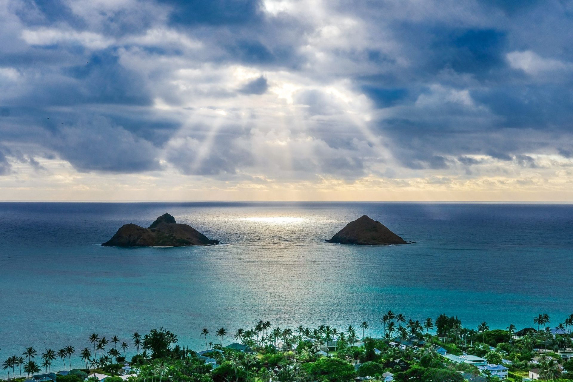 There are two islands in the middle of the ocean.