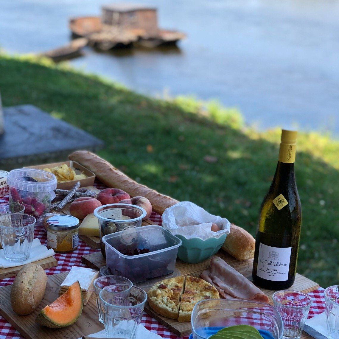 Picnics by the Loire river on our wine tour