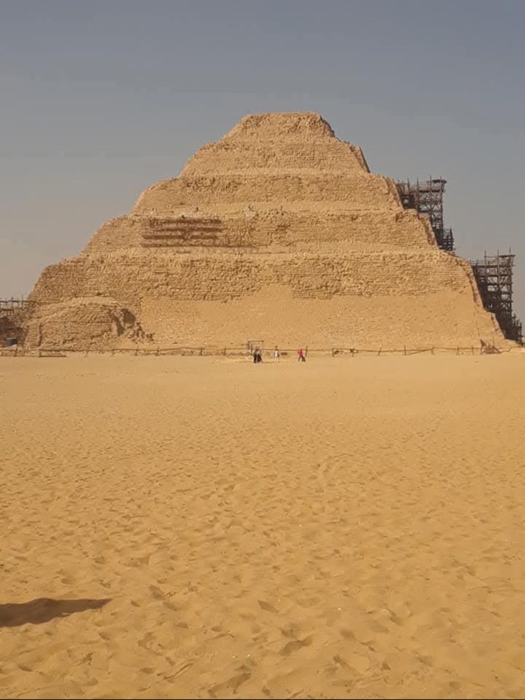 A large pyramid is sitting in the middle of a desert.