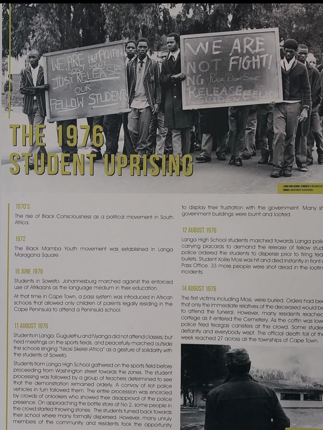 A group of people holding signs that say we are not fighting