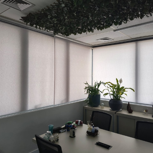 Uma sala de aula com mesas e cadeiras e um quadro branco