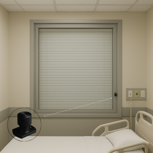 Persianas horizontais cinzas em uma janela com moldura branca e maçaneta escura.