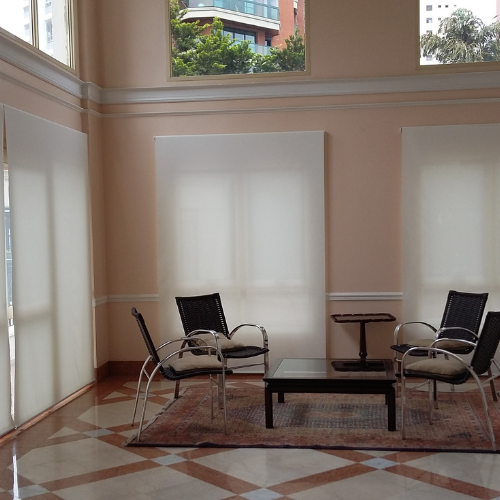 Uma sala de aula com mesas e cadeiras e um quadro branco