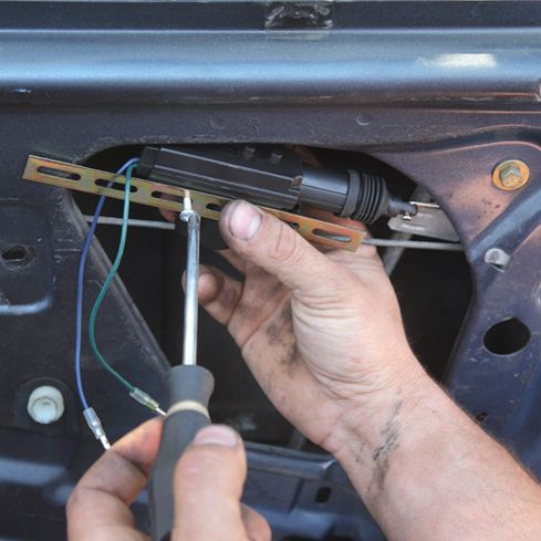 technician-taking-door-cylinder-out