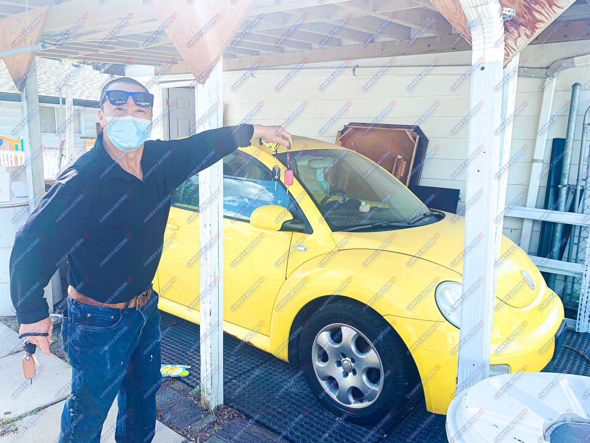 volkswagen-beetle-2000-happy-customer-holding-car-key