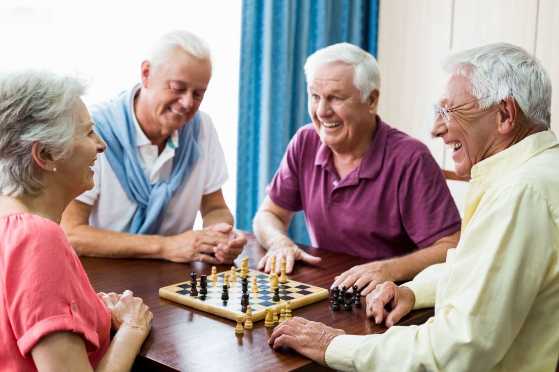 anziani mentre giocano a scacchi dentro il centro