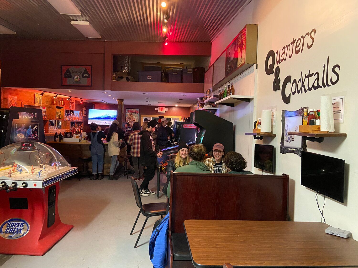 A group of people are sitting at tables in a restaurant.
